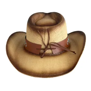 Vue détaillée du chapeau de cowboy en paille western avec bande en cuir marron et turquoise.
