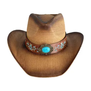 Gros plan détaillé du chapeau de cowboy en paille avec bande en cuir marron et boucle turquoise.