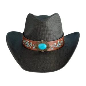 Gros plan du chapeau de paille western vintage avec pierre turquoise et bande brodée.