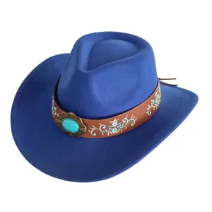 Vue rapprochée du chapeau de cowboy en feutre bleu avec bande en cuir marron brodée.