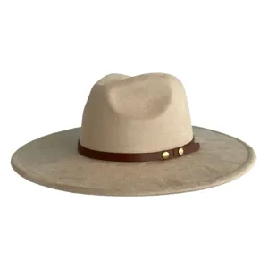 Καπέλο fedora με φαρδύ γείσο, δερμάτινο λουράκι και μεταλλικά τσουύκια για retro στυλ.