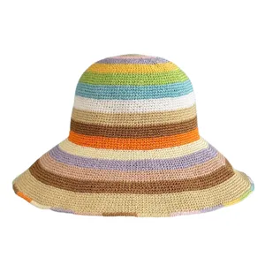 Detailansicht des handgefertigten, bunten gestreiften Strohhuts, ideal für den Sonnenschutz im Sommer.