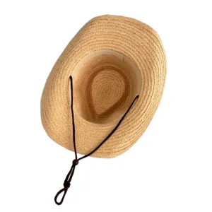 Gedetailleerd overzicht van de binnenstructuur van de raffia zonnehoed met kinriem.