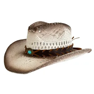 Detailopname van de opengewerkte strooien cowboyhoed met retro gradiënt en turquoise.