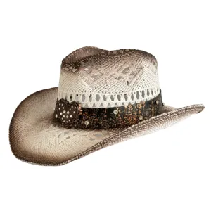 Close-up van de gevlochten strooien cowboyhoed met vintage verloop en strass hartje.