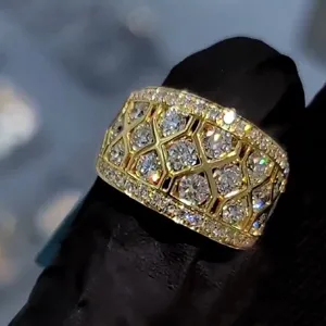 Close-up van een luxe geometrische zirkonia ring, sprankelende kristallen en goud metaal.