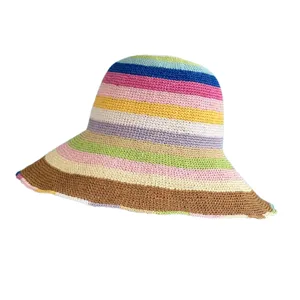 Handgefertigter bunter gestreifter Stroh Sonnenhut fuer Damen im Sommer am Strand faltbar