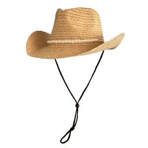 Stijlvolle zomerstro cowboyhoed met parelketting en winddichte riem voor strandvakantie.