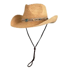 Strohoed in cowboy-stijl met kralenband en verstelbare kinband voor de zomerzon op het strand.