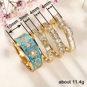 Set van 4 retro stijl ringen met gedetailleerd bloemen emaille en fonkelende strass steentjes.