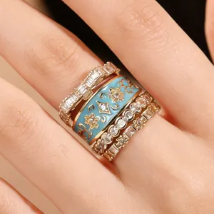 Gedetailleerd overzicht van vintage hofstijl vier-in-een ring set met blauwe email en strass.