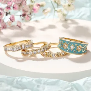 Gedetailleerde close-up van retro hofstijl ringenset met blauw emaille bloemdesign.