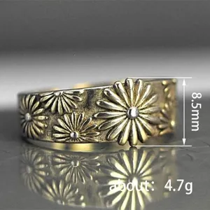 Nahaufnahme des Vintage Gänseblümchen Ring Details mit gravierter Blumenstruktur.