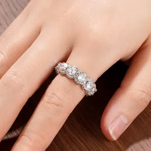 Vintage halo ronde diamanten ring, volledige glanzende zirkoon stapelbare vrouwenring.