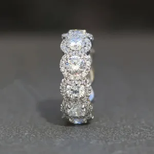 Vintage pave cluster ronde diamant eeuwigheidsring, glanzende zirkoon stapelbare damesring.
