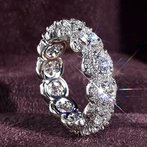 Prachtige volledige eternity ring met schitterende zirkonia stenen in glanzende metalen band.