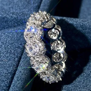 Close-up detailweergave van de volledige cirkel diamanten ring met sprankelende stenen.