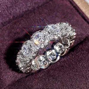 Vintage geplaveide ronde diamant eternity ring, volledige zirkoon stapelbare damesring detail.