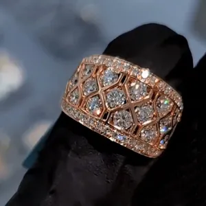 Detailopname van de brede roségouden geometrische zirconia ring met sprankelende stenen.
