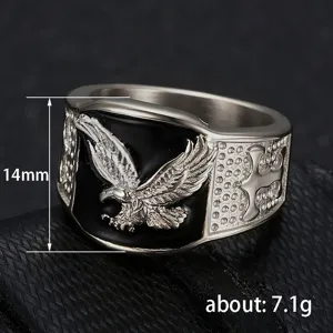 Vista detallada del anillo de metal vintage para hombre con águila y motivo de cruz.