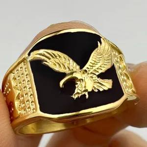 Anillo de hombre de aguila dorada volando con esmalte negro joya de moda de lujo
