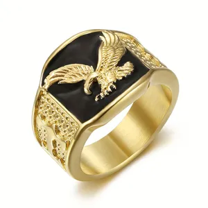 Anillo de hombre dorado con un diseño de águila voladora y esmalte negro, joya muy elegante.