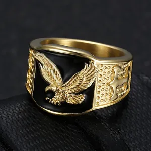 Primer plano detallado del anillo de hombre dorado con motivo de águila y esmalte negro.