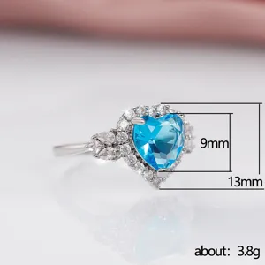 Elegante anillo en forma de corazón de circonita azul con piedras brillantes, 3,8g.
