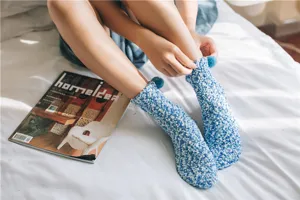 Kuschelige Korallenfleece Detailansicht mit weicher Textur und warmen Wintersocken für drinnen.