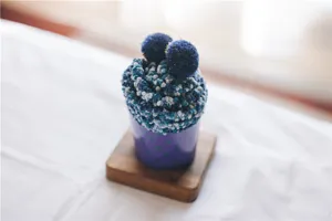 Nahaufnahme von flauschigen Korallenfleece-Socken, die wie ein süßer Cupcake geformt sind.