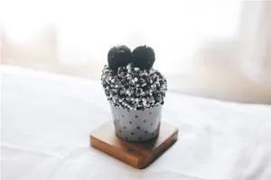 Gemütliche kuschelige Korallenfleece-Socken wie ein süßer Kuchen für warme Tage zu Hause.