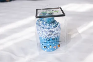 Gemütliche Korallenfleece-Kuchen-Socken in transparenter Box für warme Winter-Heimtage.