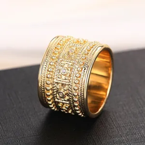 Exquisita toma detallada de un anillo ancho estilo palacio color oro vintage con granulación.