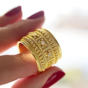 Anillo ancho dorado estilo palacio vintage con detalles de cuentas y cristales mujer
