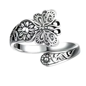 Vintage offener Ring Detail mit Schmetterling und Blumen Relief Design, stilvoller Kupferschmuck.