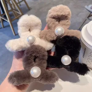 Pince cheveux peluche avec perle élégante, accessoire doux et chaud pour femmes en hiver.