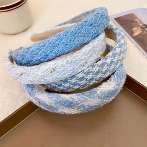 Gros plan détaillé de serre-têtes tricotés en maille bleue douce aux motifs tendance.