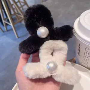 Pince à cheveux en peluche hiver noir et blanc perle griffe de cheveux pour femmes accessoire mode