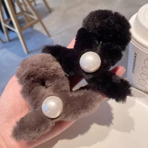 Pince à cheveux en peluche pour femme hiver, griffe de requin duveteuse avec perle détail.