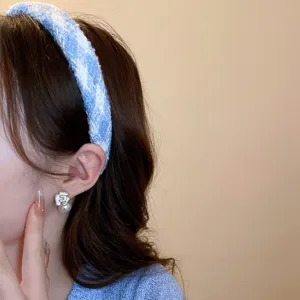 Serre-tete large en tricot bleu clair pelucheux avec boucles d'oreilles perle de camele