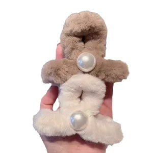 Pince à cheveux en peluche duveteuse avec grande perle, accessoire hiver élégant pour femmes.