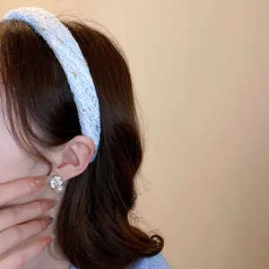 Bandeau large en tweed bleu doux en détail, cerceau en tricot doux avec élégante perle.