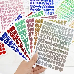 Autocollants de lettres et chiffres pailletés en détail, parfaits pour le bricolage.