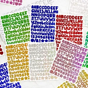 Gros plan détaillé d'autocollants alphabet à paillettes colorées, lettres scintillantes pour loisirs.