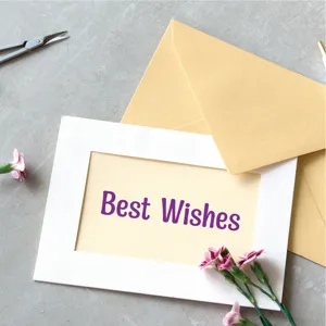 Gedetailleerd close-upoverzicht van elegante wenskaart fotolijstset met envelop en bloemen