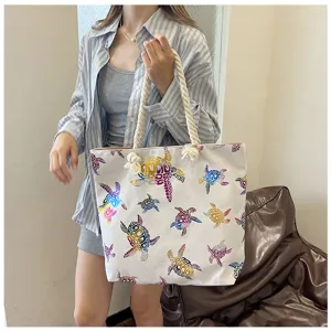 Sac cabas en toile décontracté avec imprimé de tortue marine colorée et anses en corde épaisse.