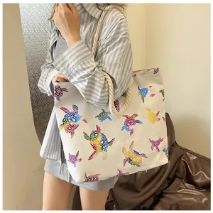 Sac cabas décontracté en toile avec poignées en corde épaisse et imprimé tortue doré élégant.