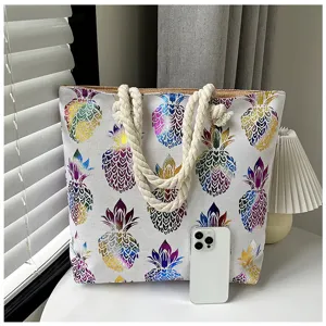 Sac cabas en toile avec imprime ananas dore et poignees en corde de chanvre pour le quotidien.