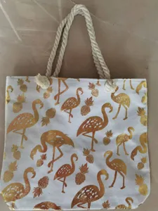Vue détaillée du sac cabas en toile avec motif flamant rose doré et poignées en corde.