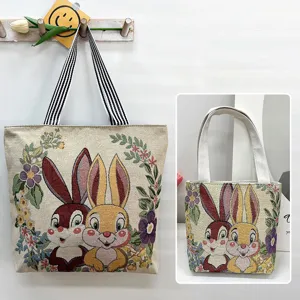 Κοντινή λήψη υφαντής τσάντας καμβά tote με vintage σχέδιο από κουνέλια και λουλούδια.